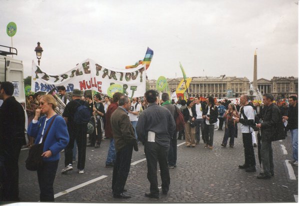 Manifestation devant l'Assemblée nationale (2003)